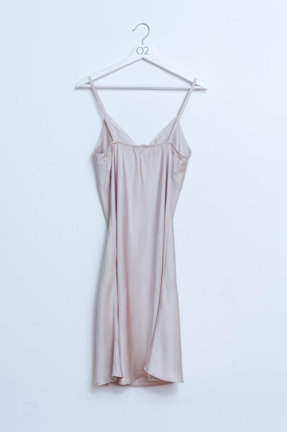 Robe nuisette courte en satin beige