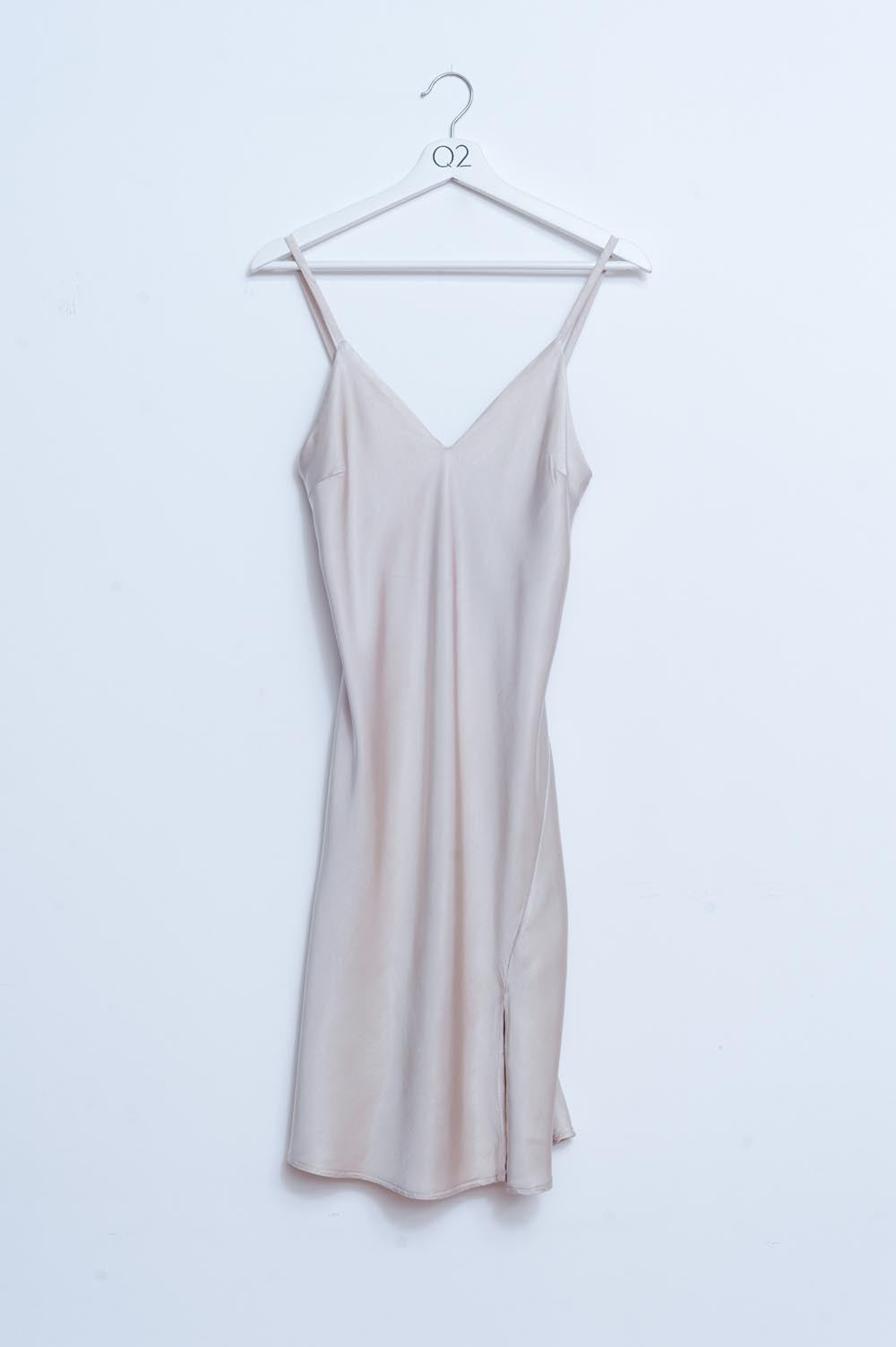 Q2 Robe nuisette courte en satin beige