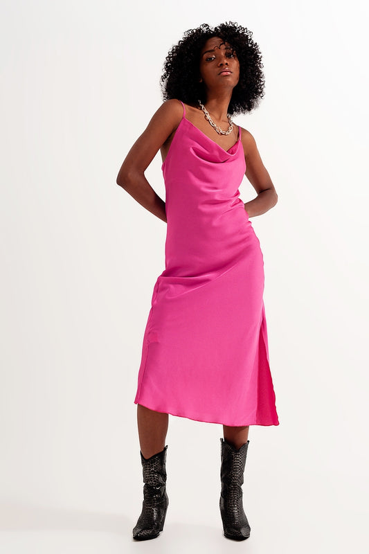 Q2 Robe nuisette mi longue à fines bretelles en satin très brillant fushia
