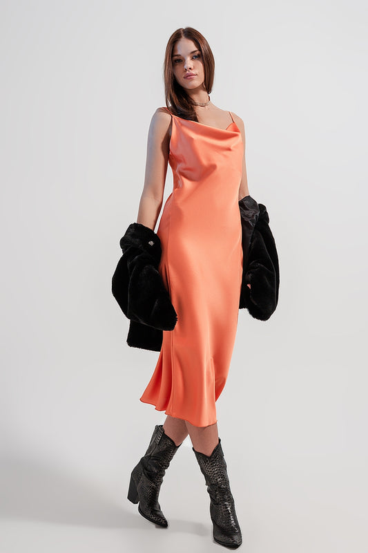 Q2 Robe nuisette mi longue à fines bretelles en satin très brillant