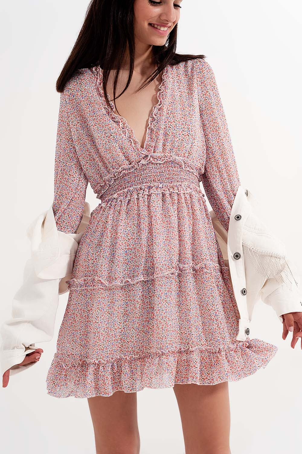 Robe patineuse courte style cache cœur à devant froncé avec manches longues imprimé fleurs rose