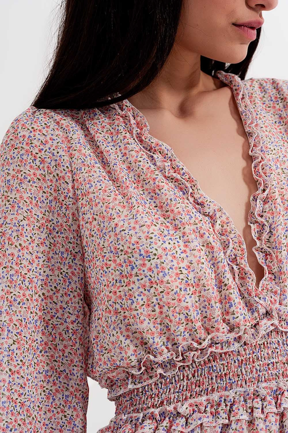 Robe patineuse courte style cache cœur à devant froncé avec manches longues imprimé fleurs rose