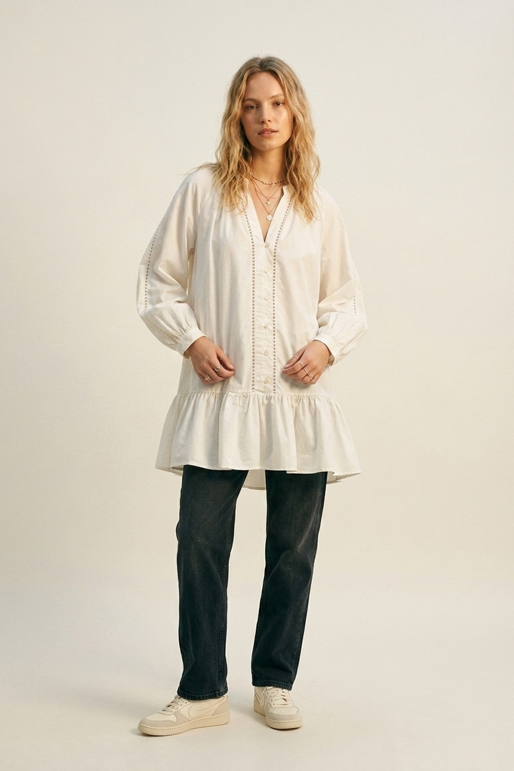 Q2 Robe paysanne en popeline de coton légère en blanc avec ourlet à volants