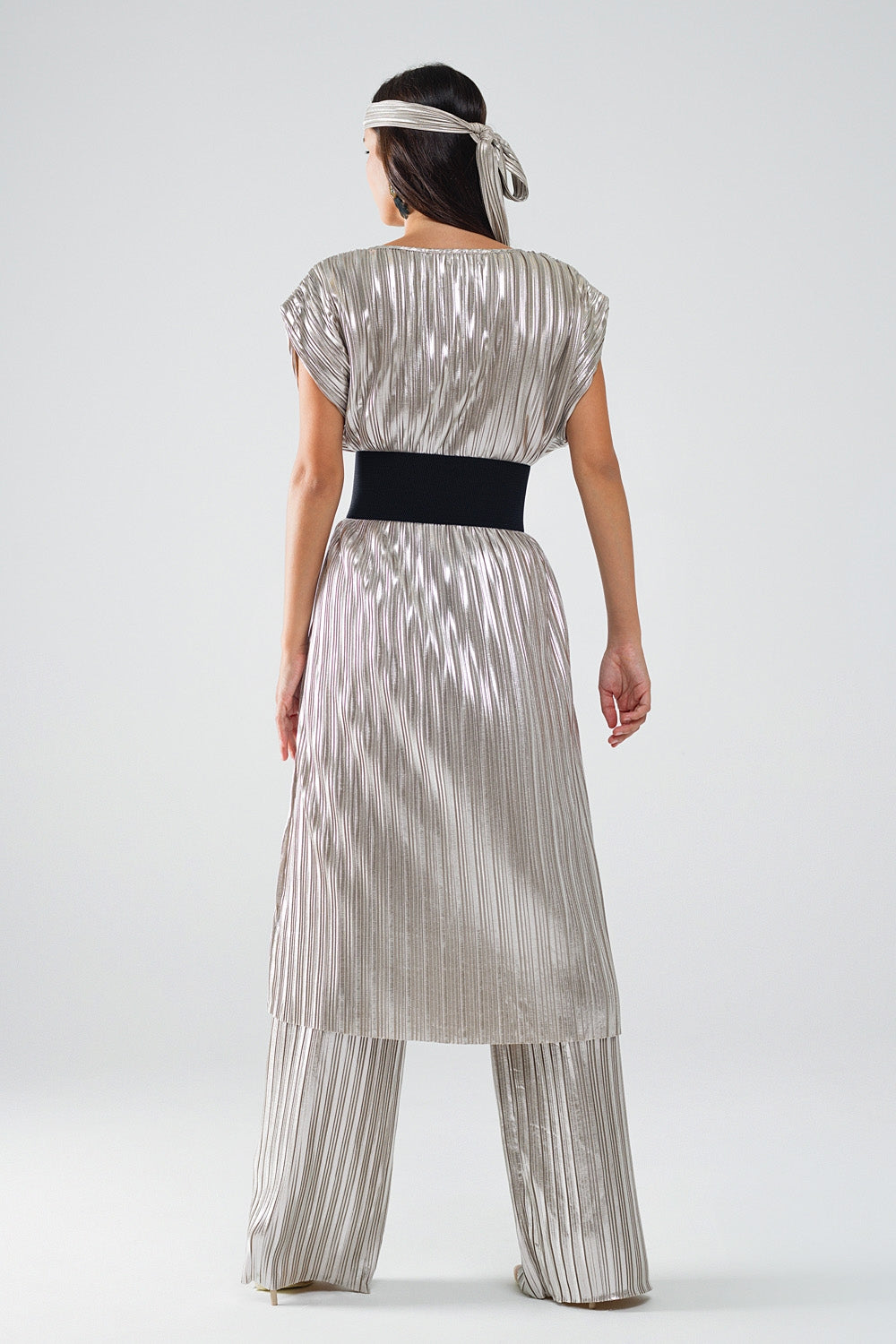 Robe plissée argentée avec ceinture et manches courtes