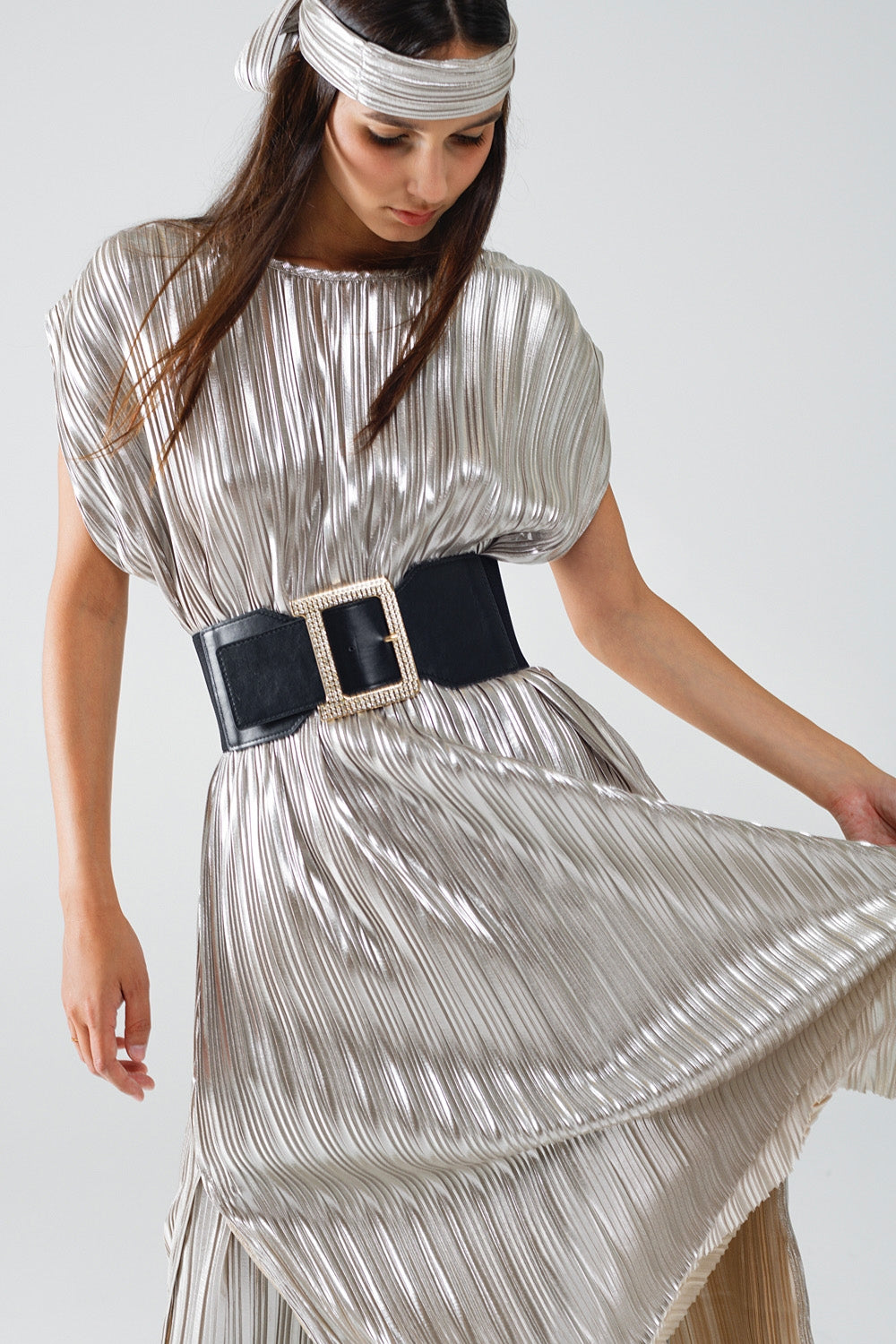 Robe plissée argentée avec ceinture et manches courtes