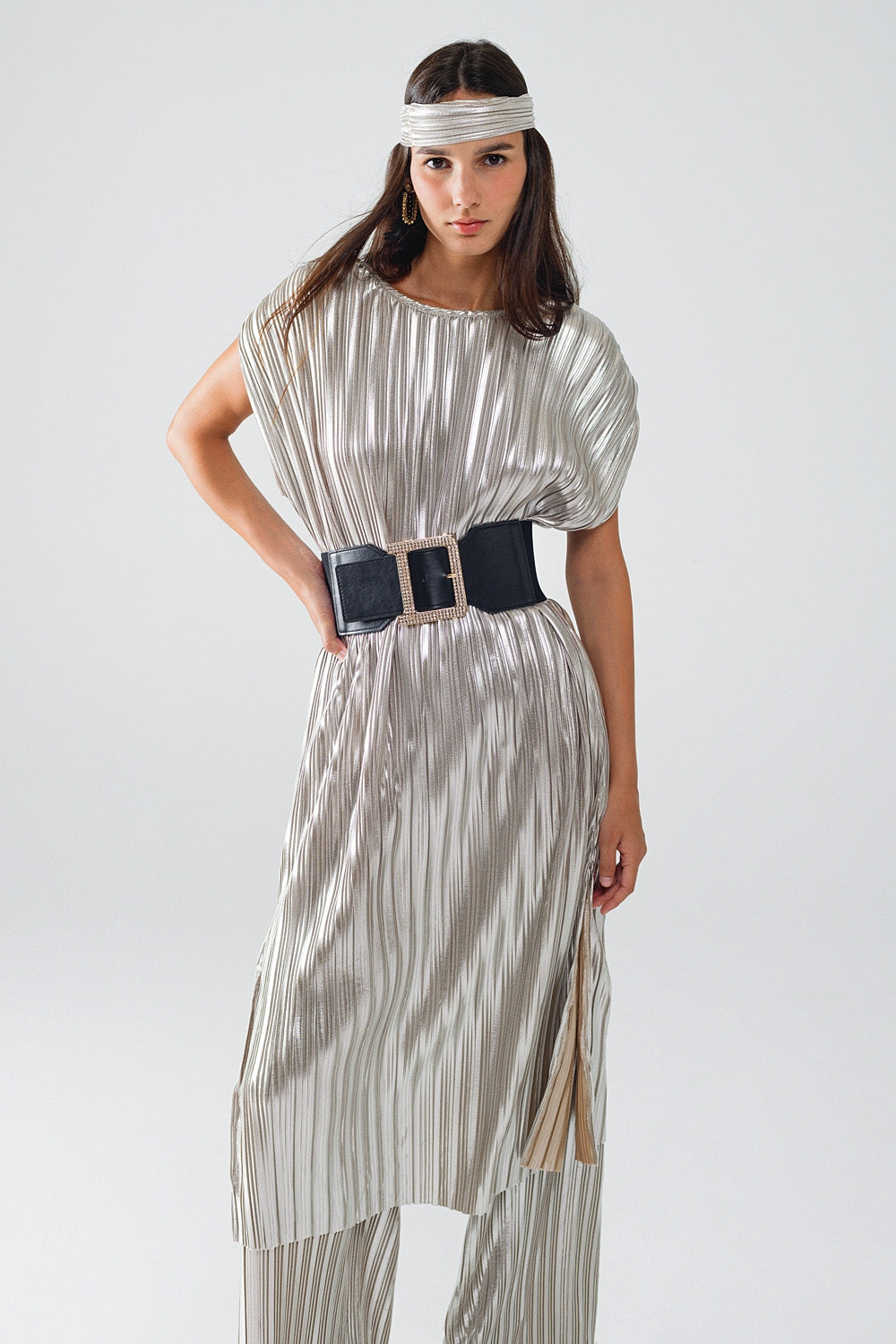 Robe plissée argentée avec ceinture et manches courtes