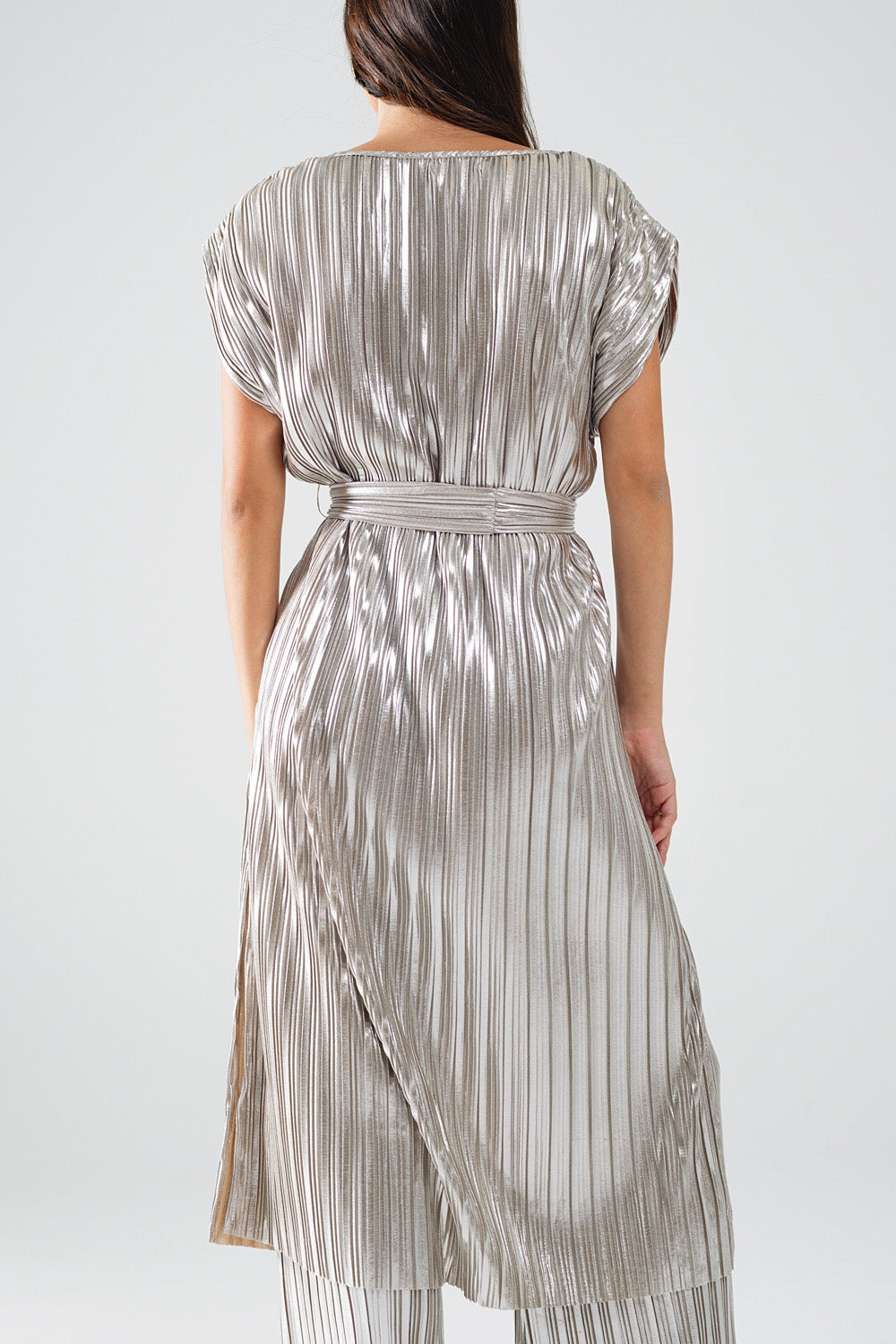 Robe plissée argentée avec ceinture et manches courtes