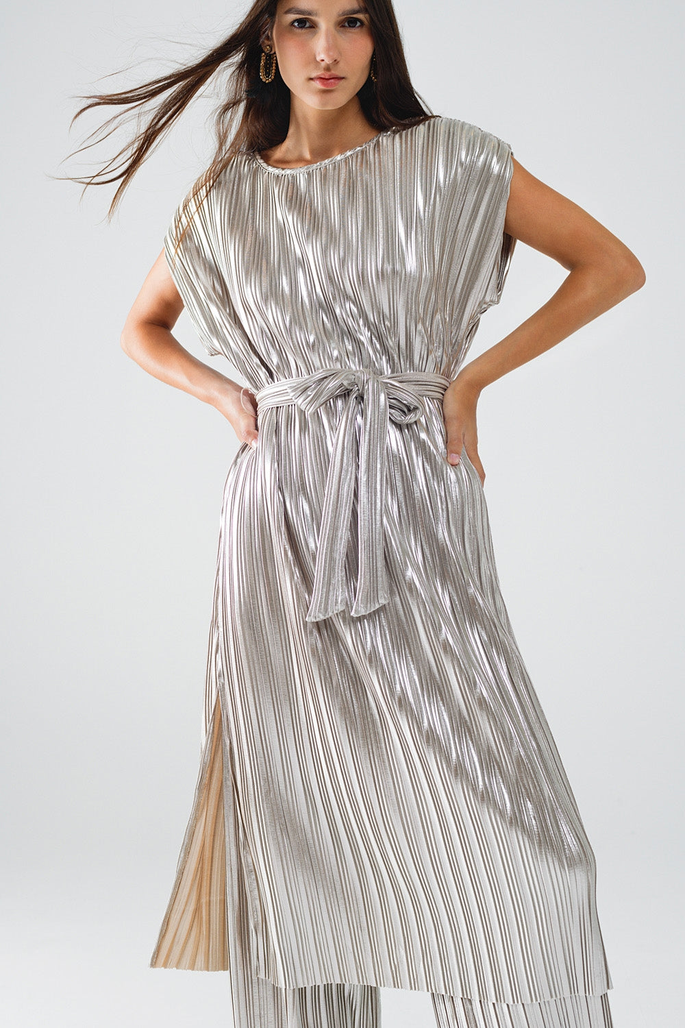 Robe plissée argentée avec ceinture et manches courtes