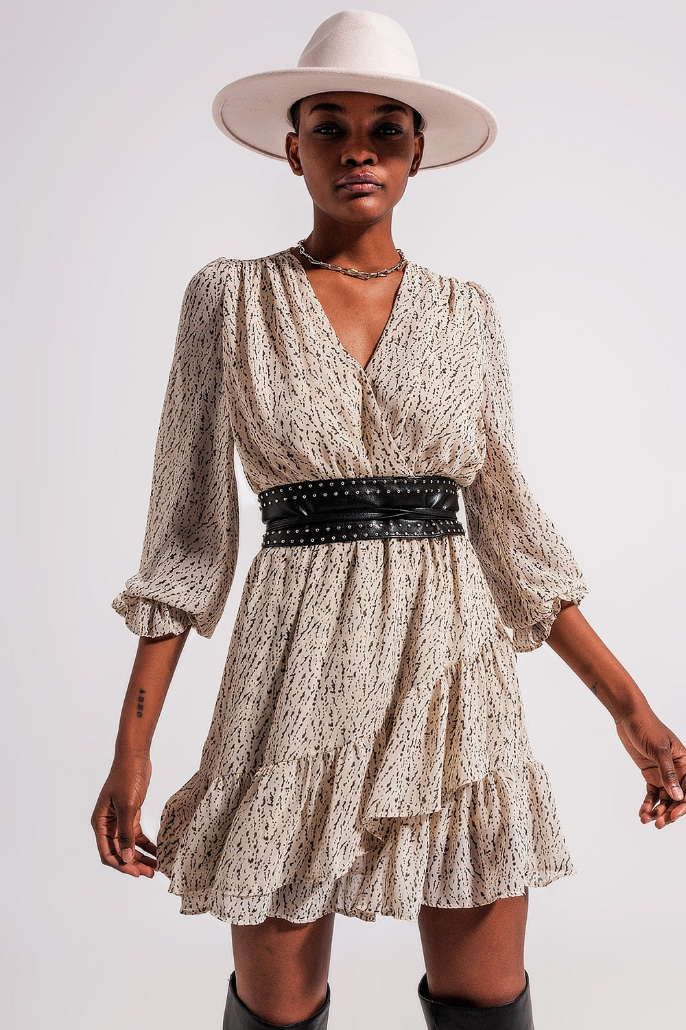 Robe portefeuille courte avec ourlet à volants blanche