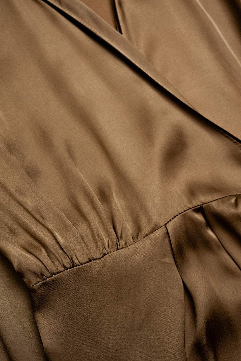 Robe portefeuille longue en satin beige