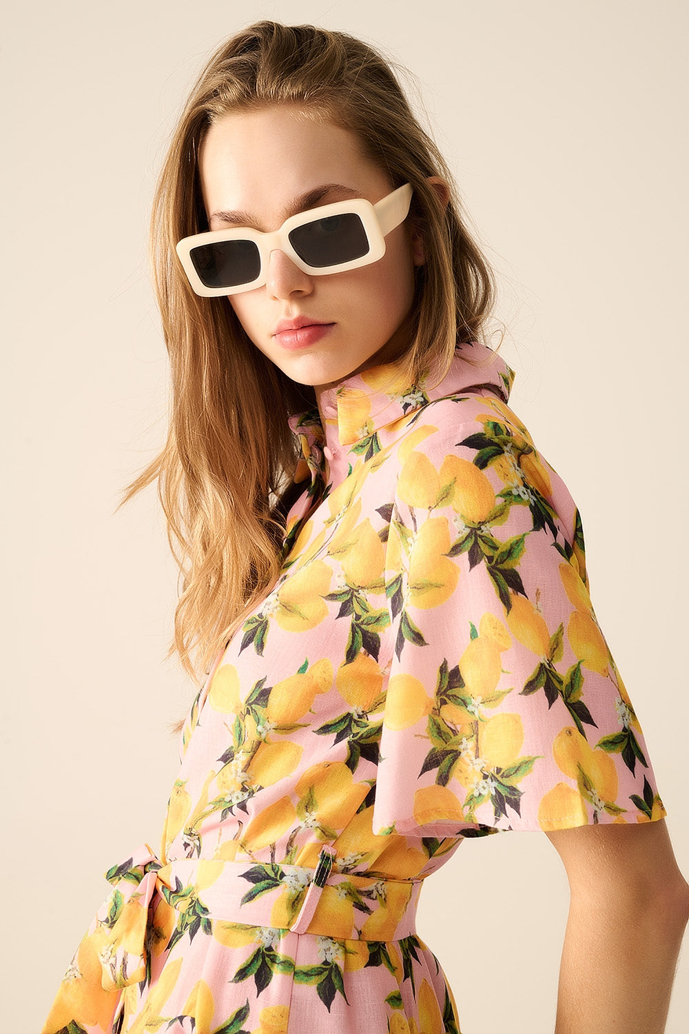 Robe romantique avec ceinture imprimé citron et manches courtes en rose