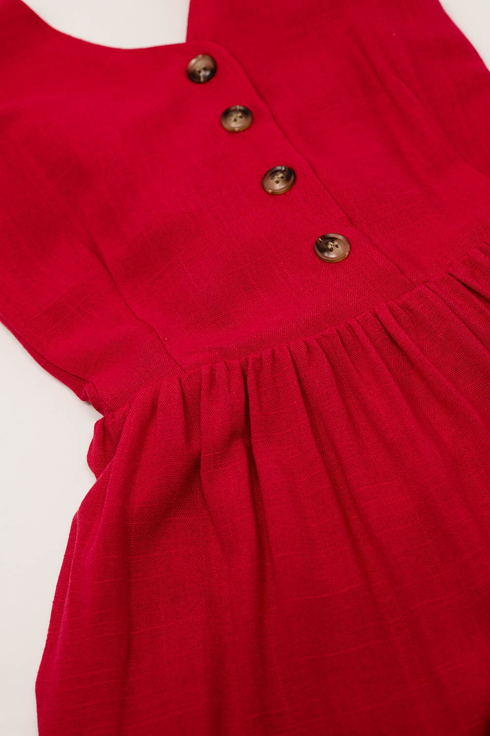 Robe rouge à boutons