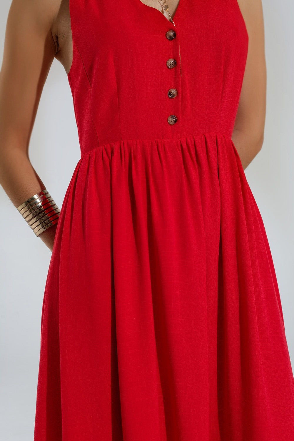 Robe rouge à boutons