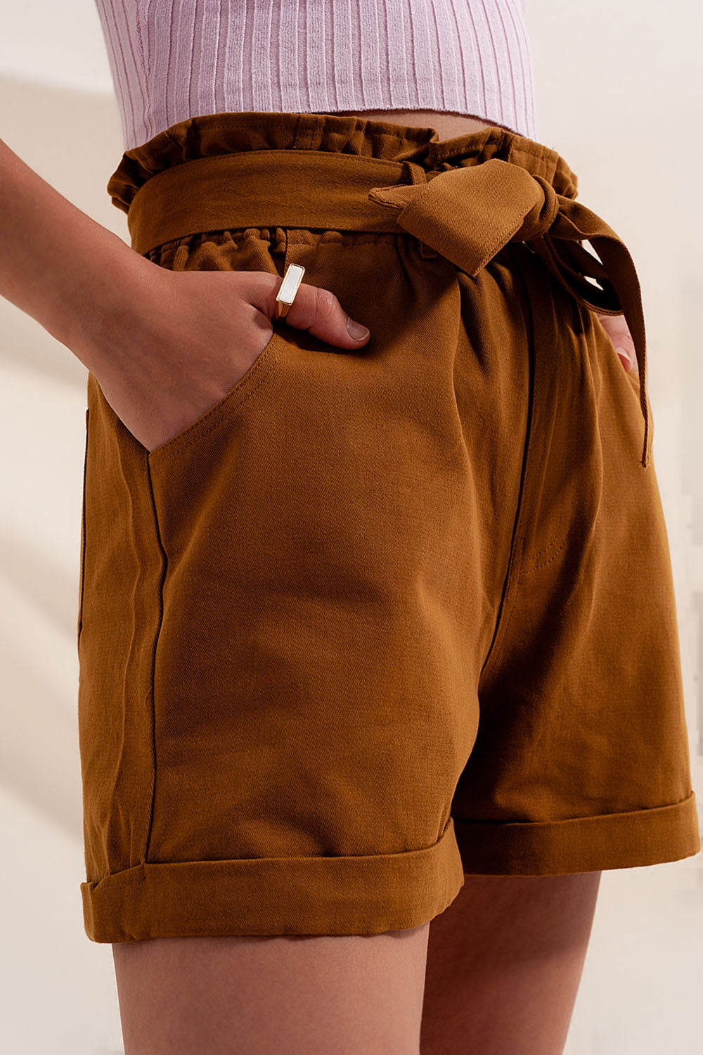 Short avec ceinture sur la taille camel