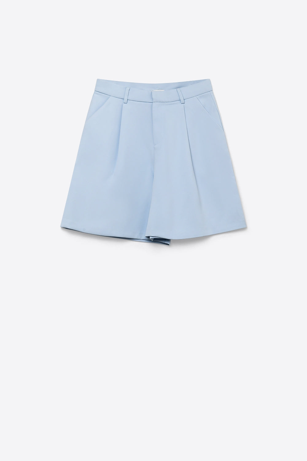 Short bleu clair à plis et jambes larges avec passants de ceinture