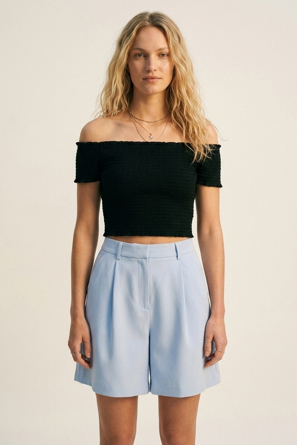 Short bleu clair à plis et jambes larges avec passants de ceinture