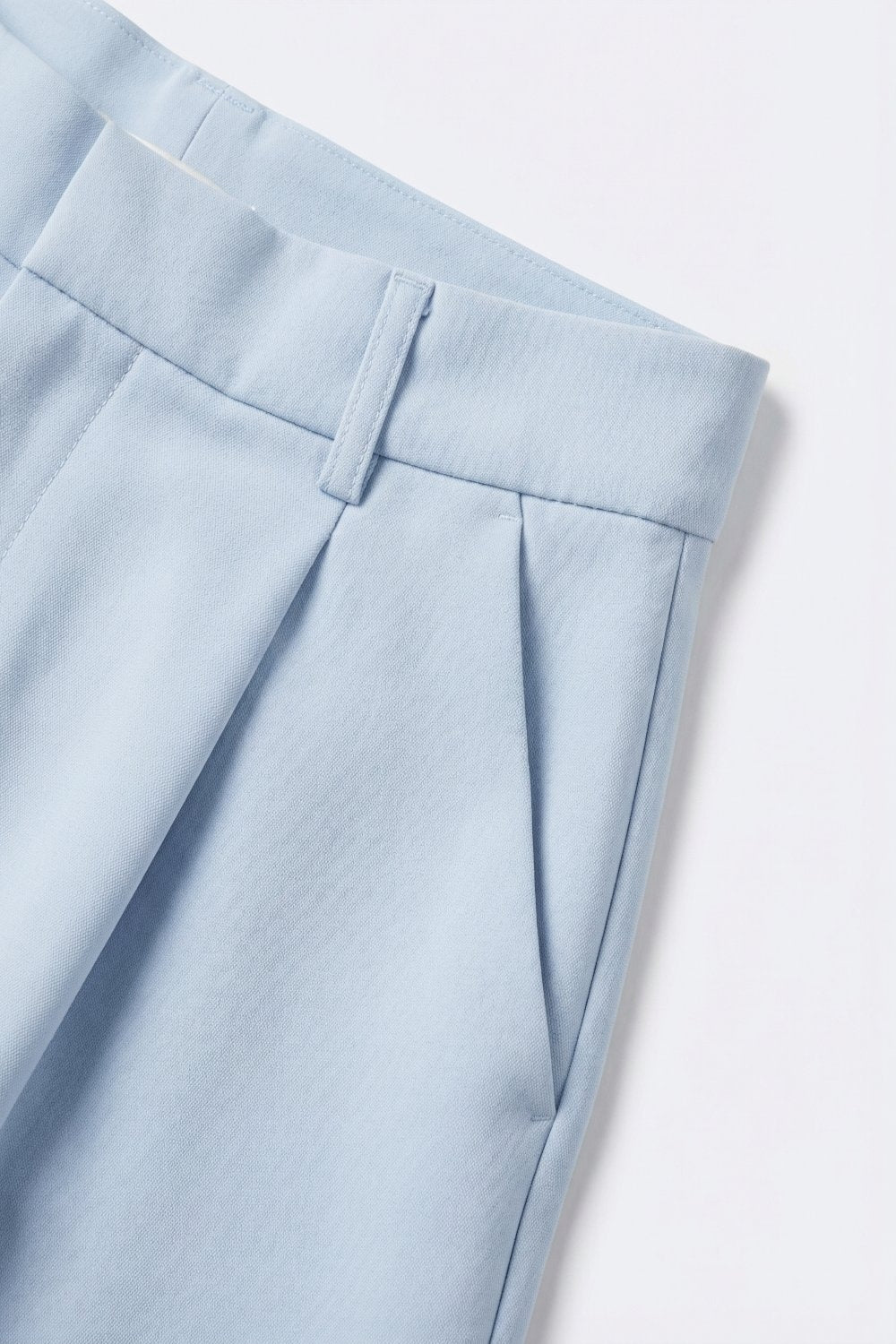 Short bleu clair à plis et jambes larges avec passants de ceinture