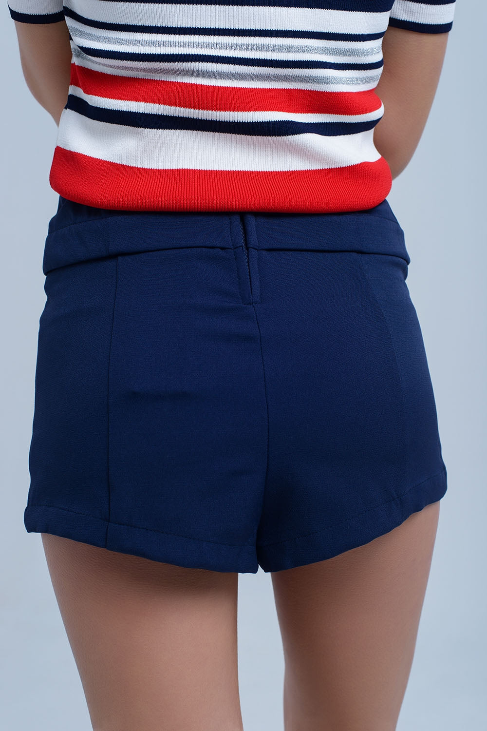 Short bleu marine avec détail de cravate