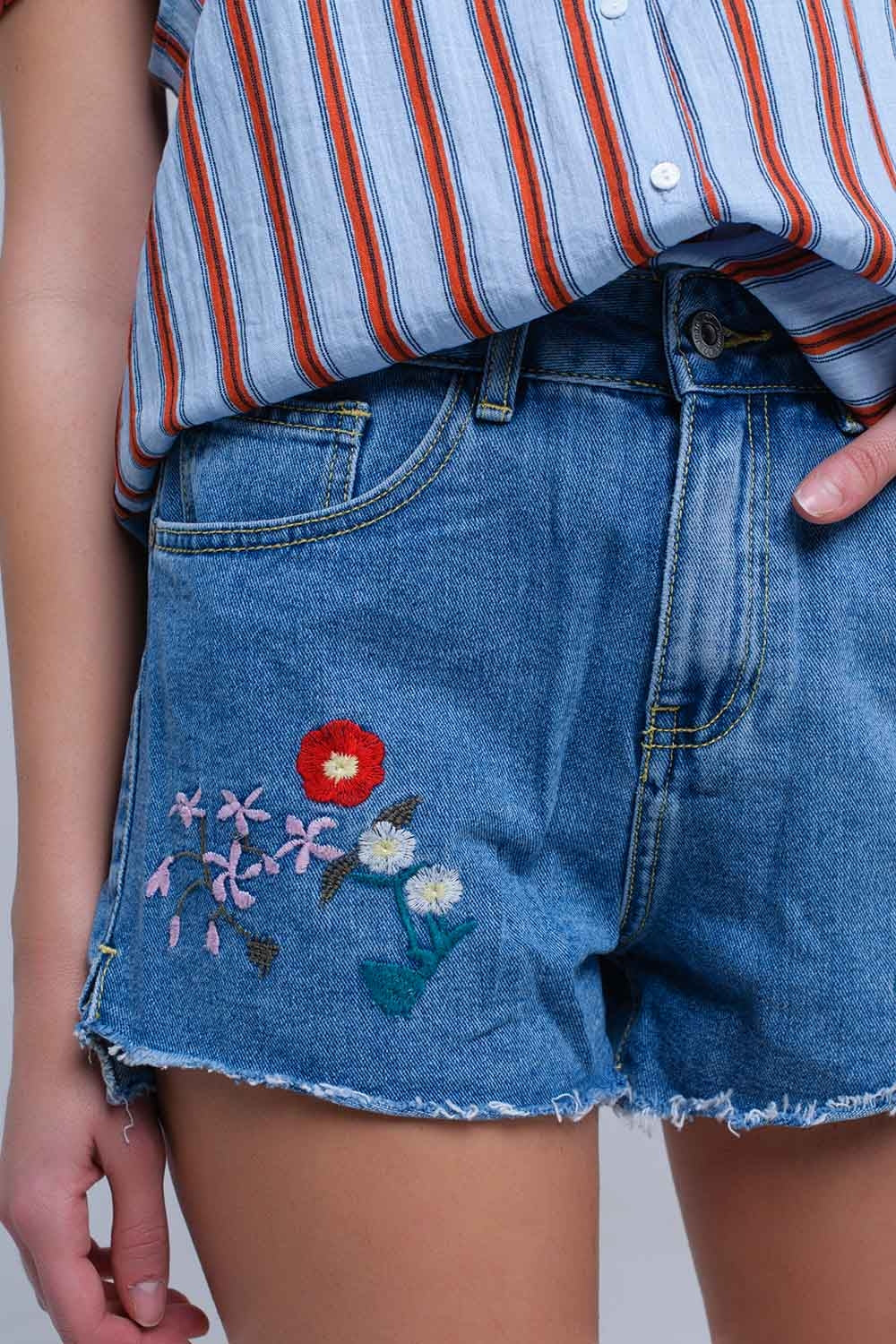 Q2 Short en denim motif floraux