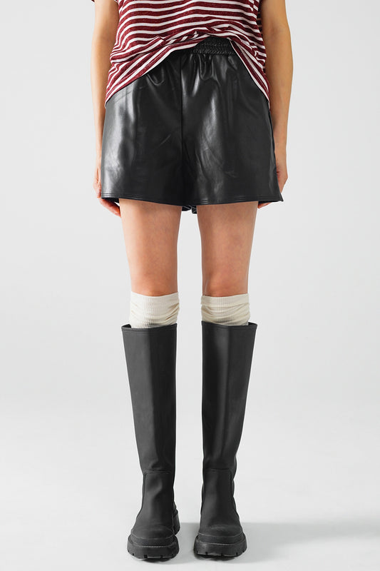 Q2 Short en simili-cuir noir avec fronces à la taille et cordon de serrage