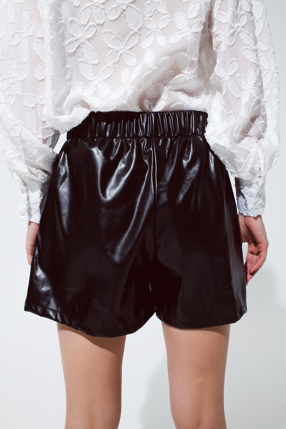 Short en simili cuir noir