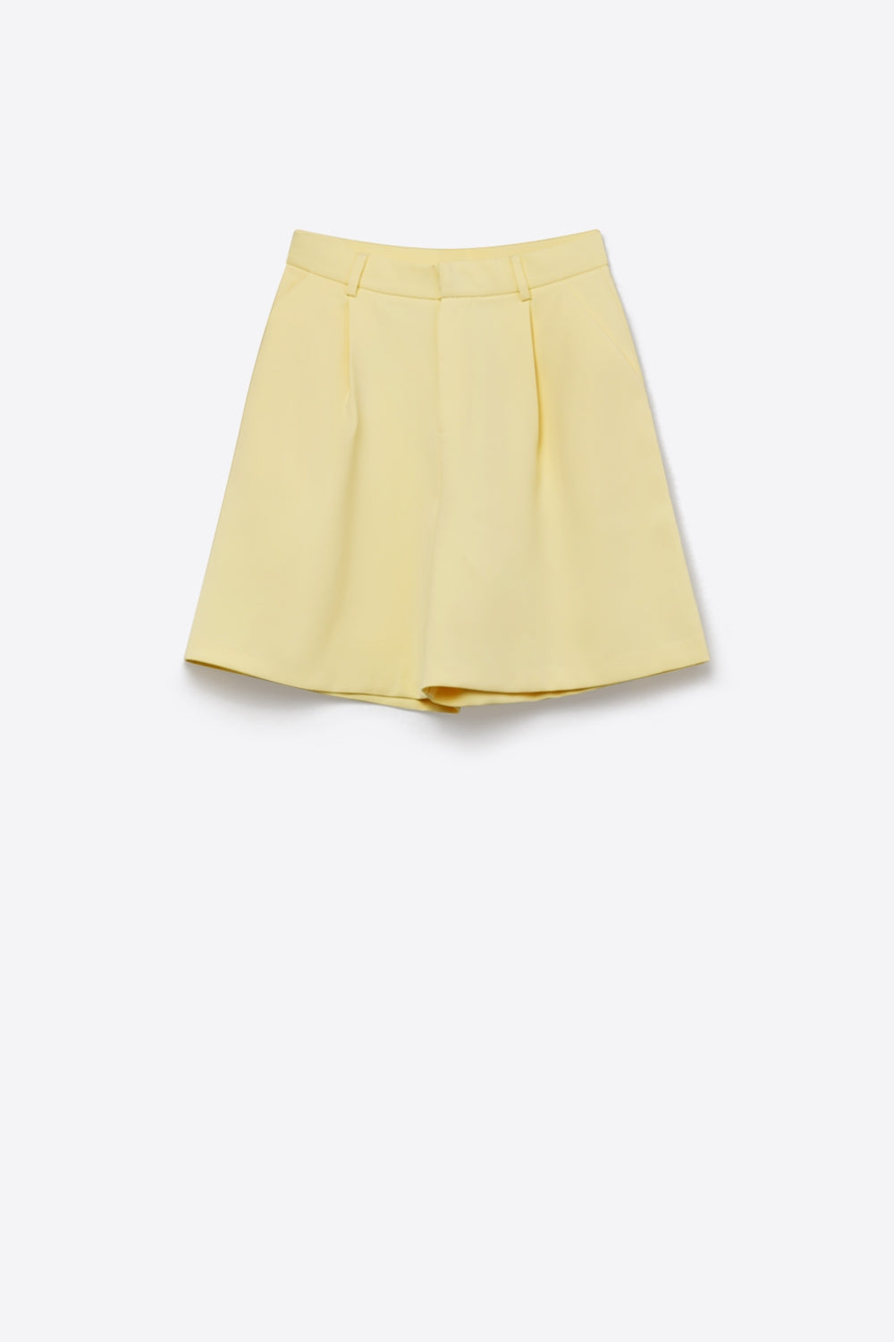 Short jaune à plis de coupe évasée avec passants de ceinture