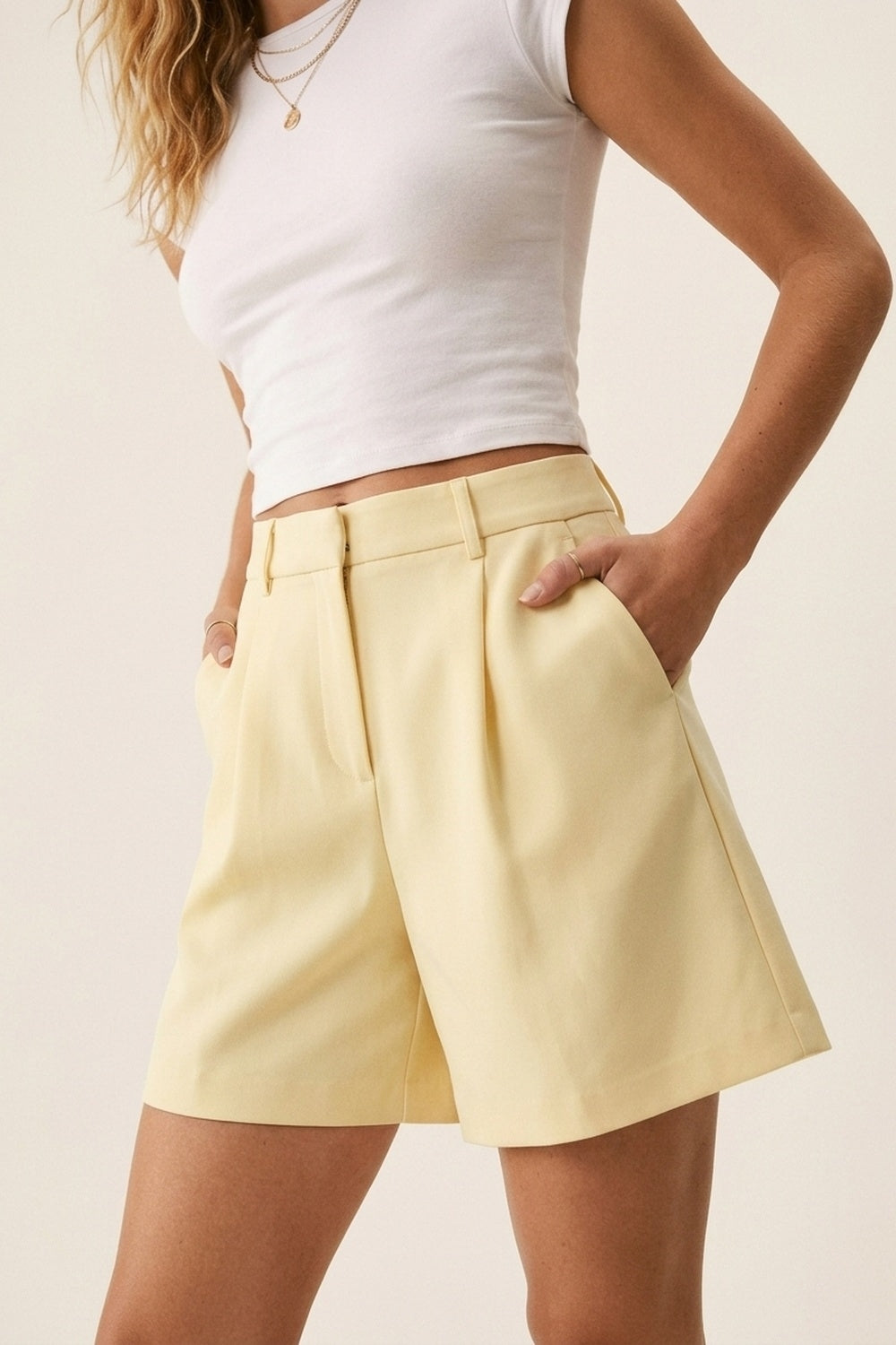 Short jaune à plis de coupe évasée avec passants de ceinture
