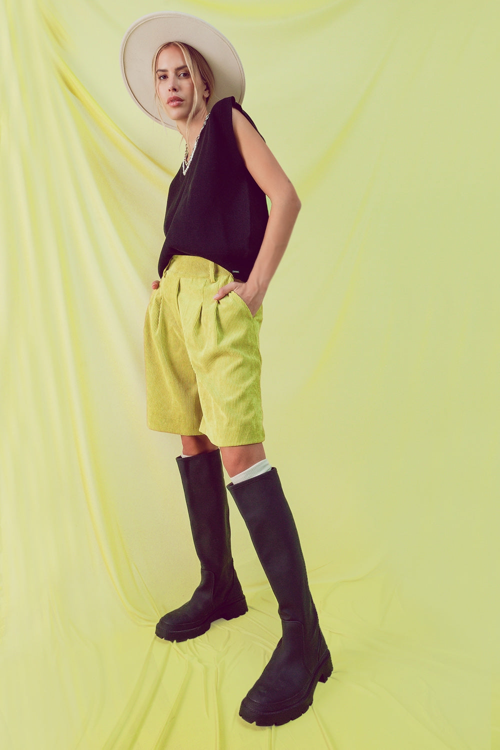Short long coupe en velours côtelé lime