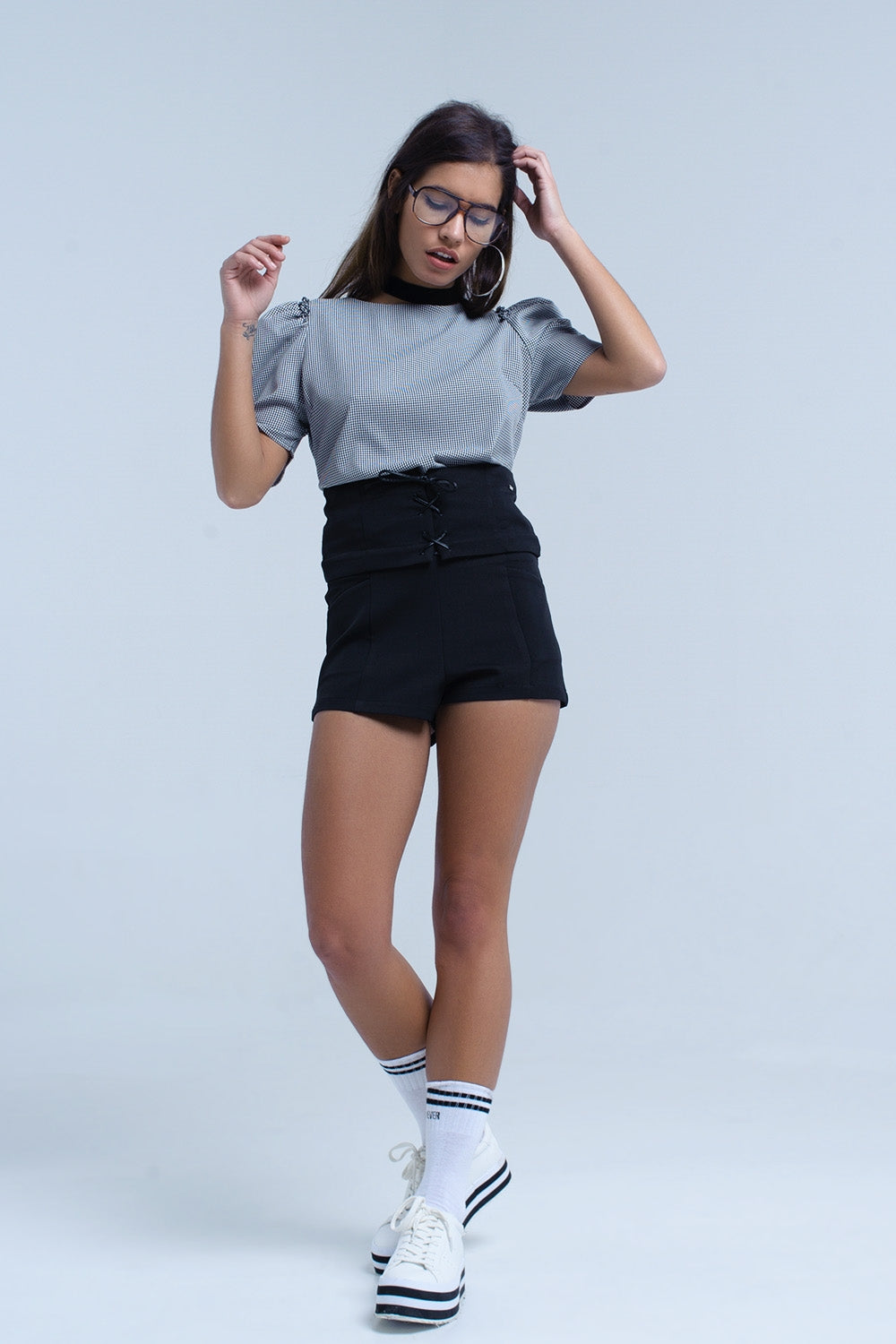 Q2 Short noir avec des détails noués