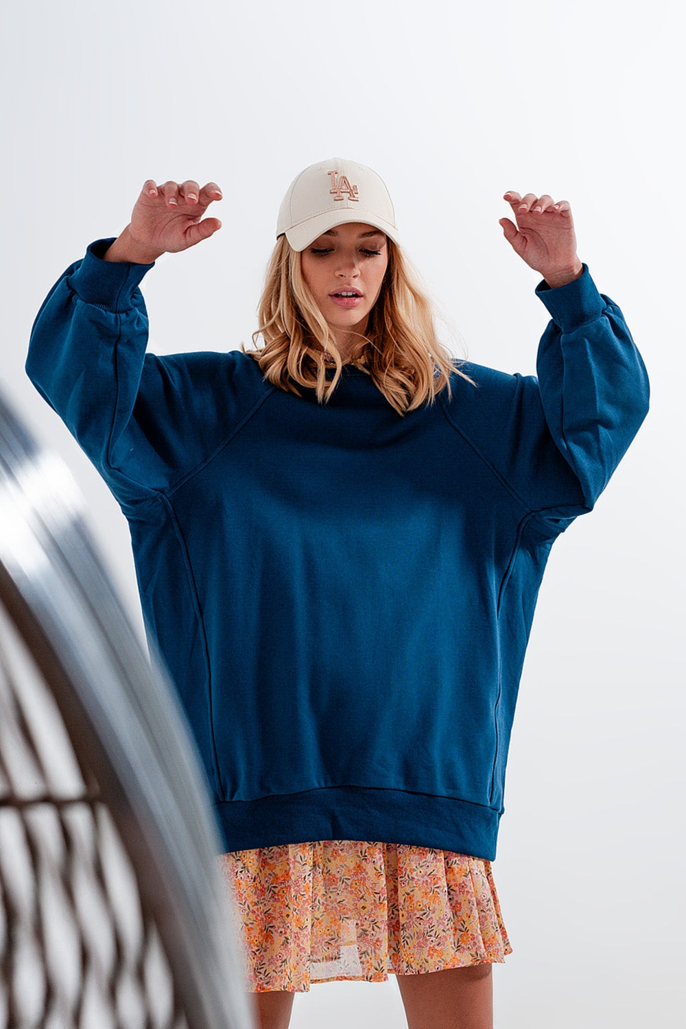 Sweat shirt ultra oversize coupe à coutures exposées en bleu