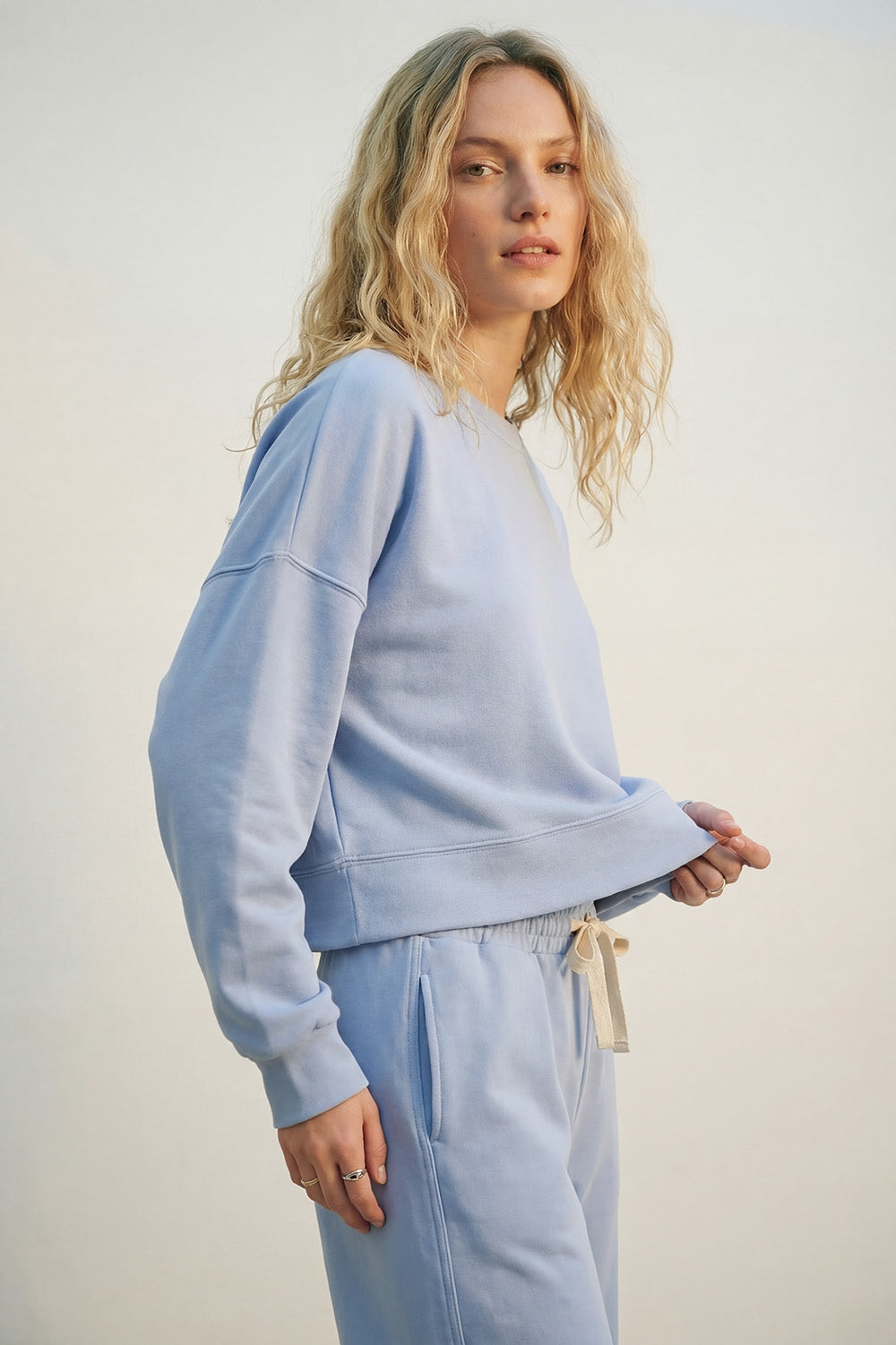 Sweatshirt basique à col ras du cou et épaules tombantes en bleu