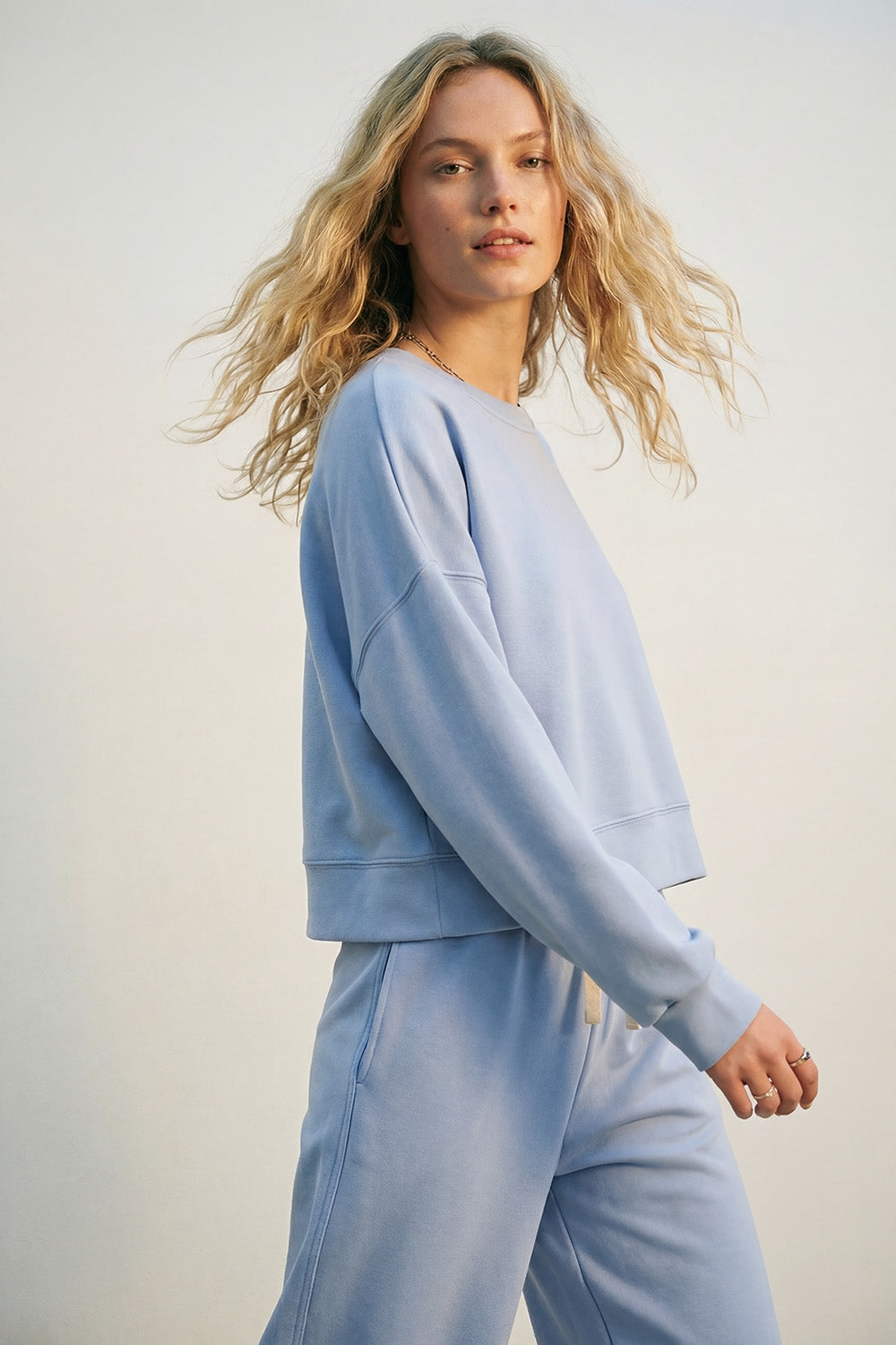 Sweatshirt basique à col ras du cou et épaules tombantes en bleu