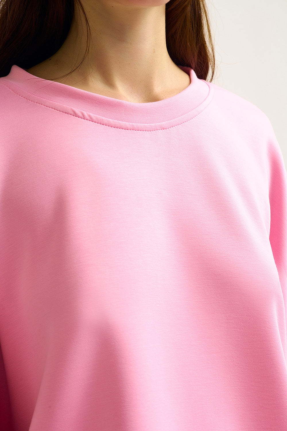 Sweatshirt basique à col ras du cou et épaules tombantes en rose