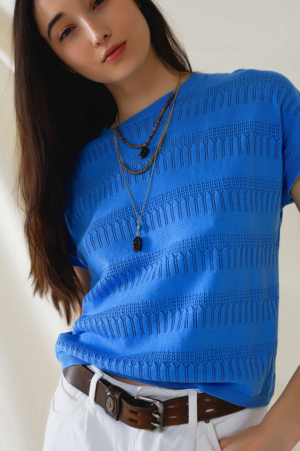 Sweatshirt en bleu avec motif en dentelle et manches courtes