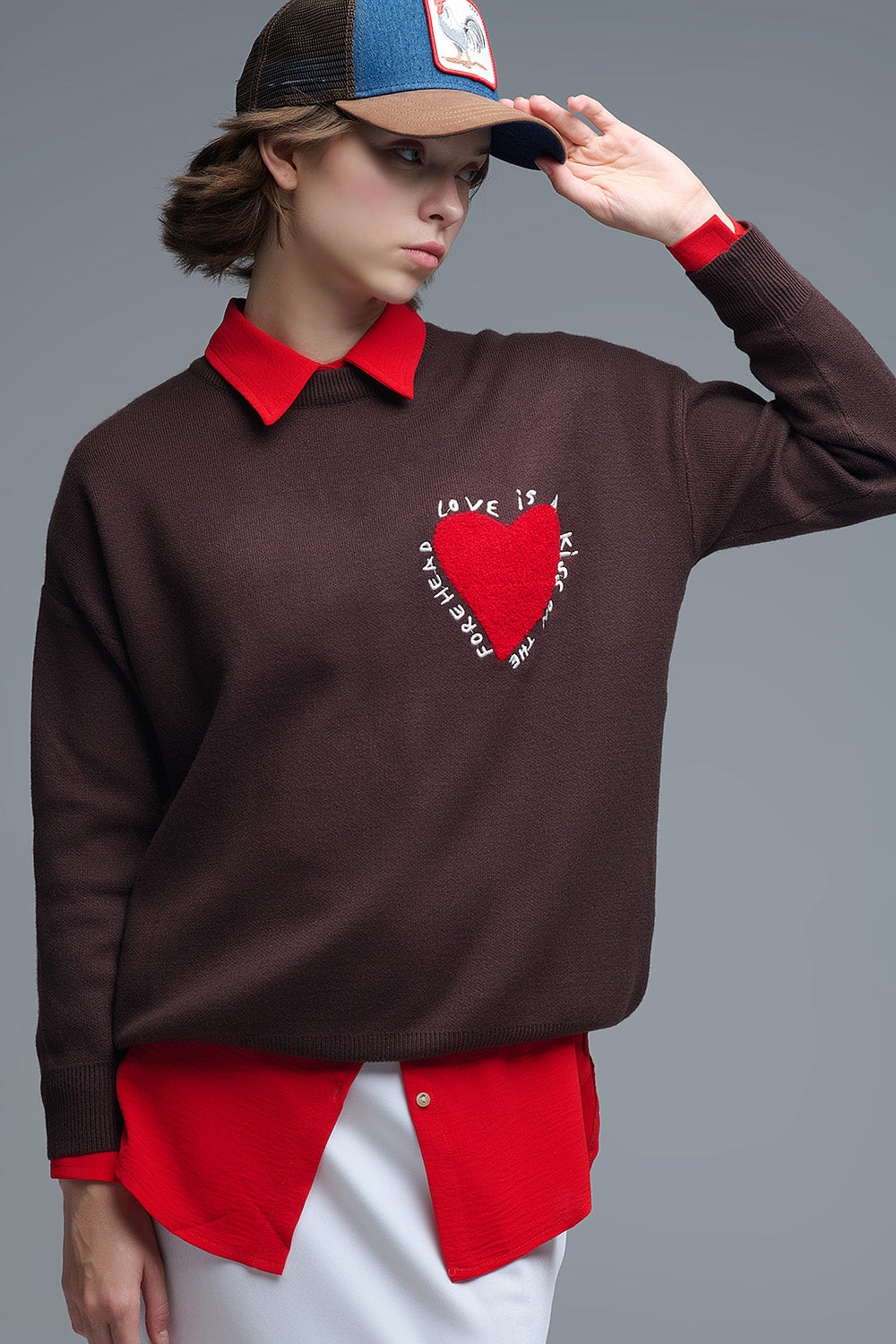 Sweatshirt tricoté avec texte et cœur brodé en marron
