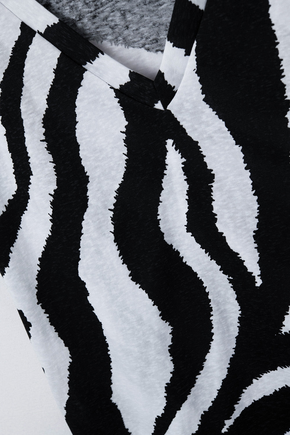 T-shirt à col en V avec imprimé zébré noir