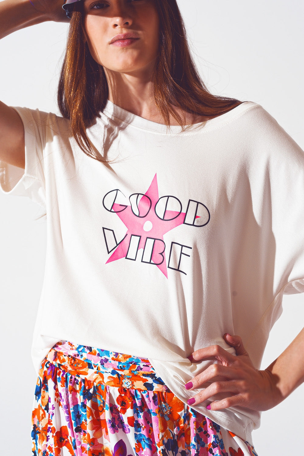 T-shirt à collier bateau avec texte Good Vibe en blanc et rose