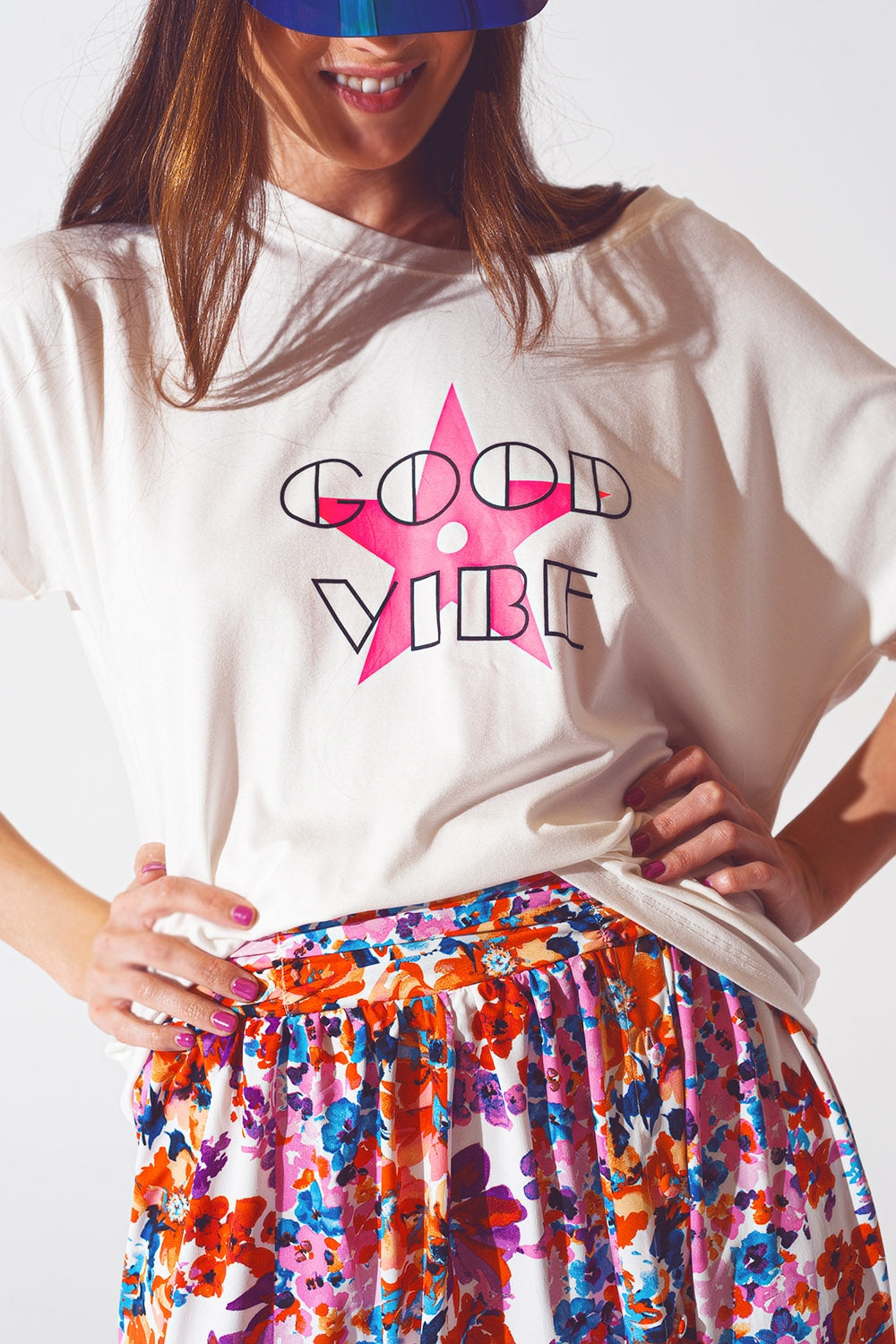 T-shirt à collier bateau avec texte Good Vibe en blanc et rose