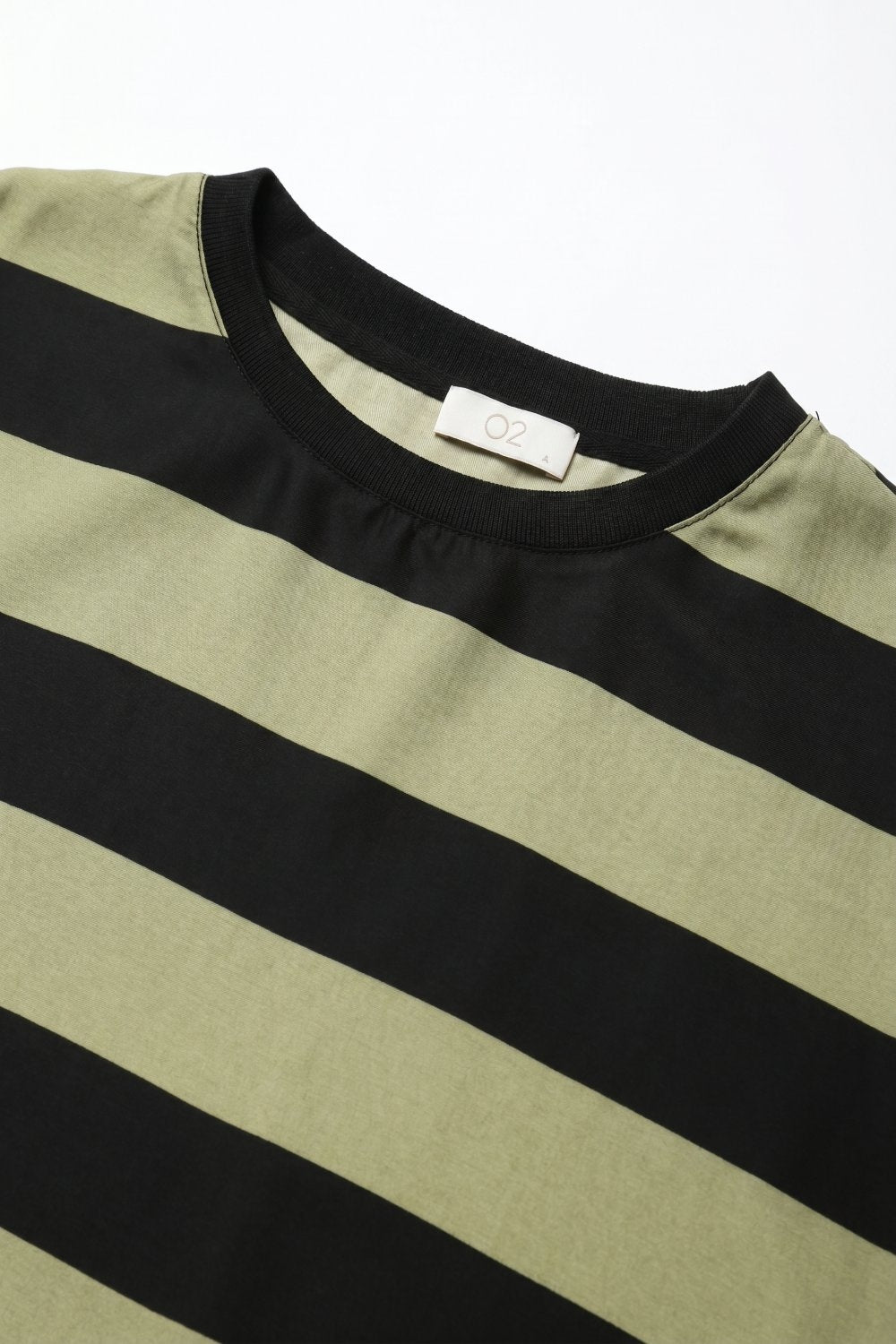 T-shirt à rayures noir et vert olive en tissu satin