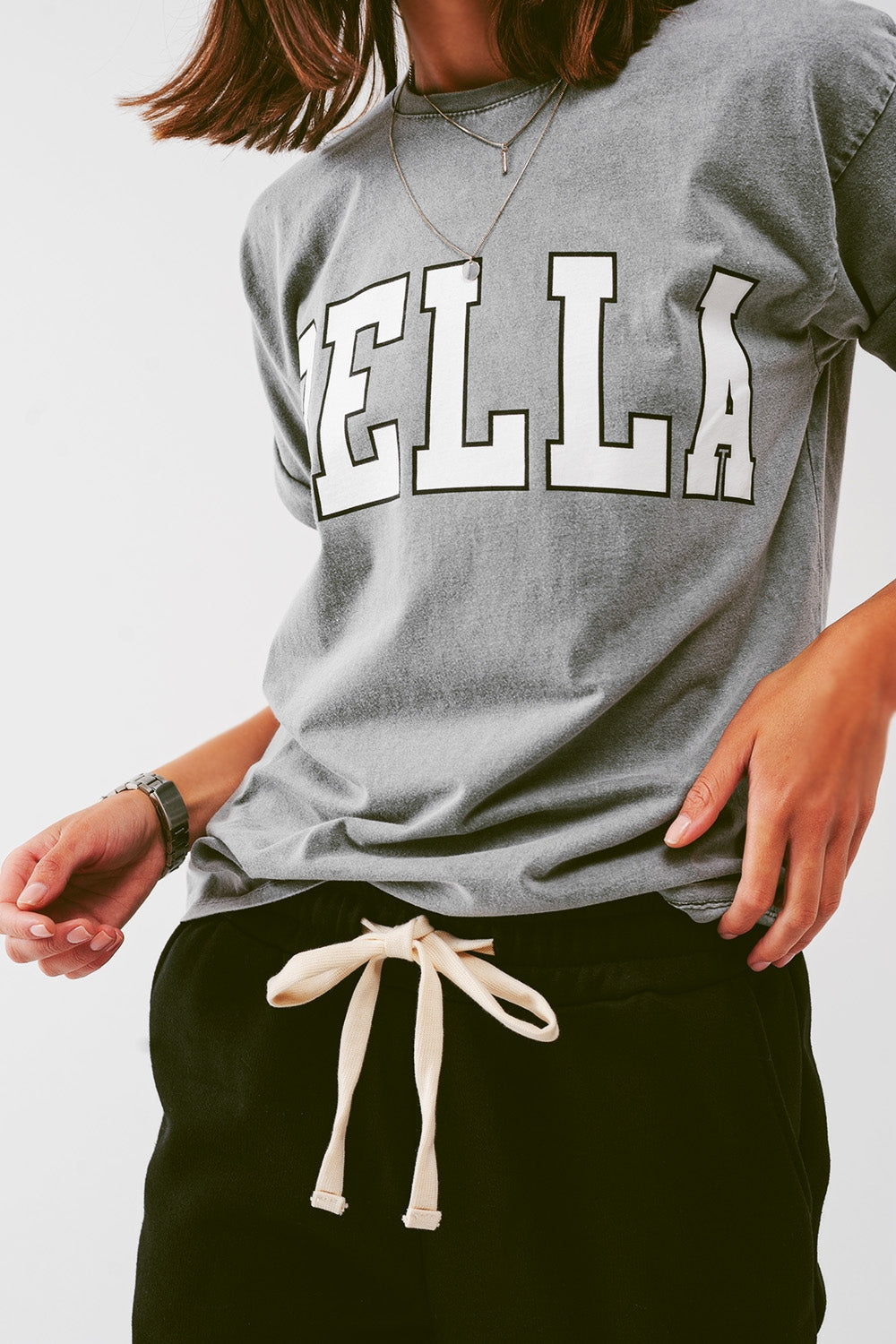 T-shirt avec le texte Bella en gris