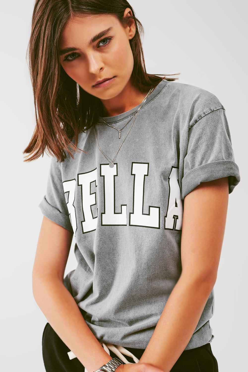 T-shirt avec le texte Bella en gris