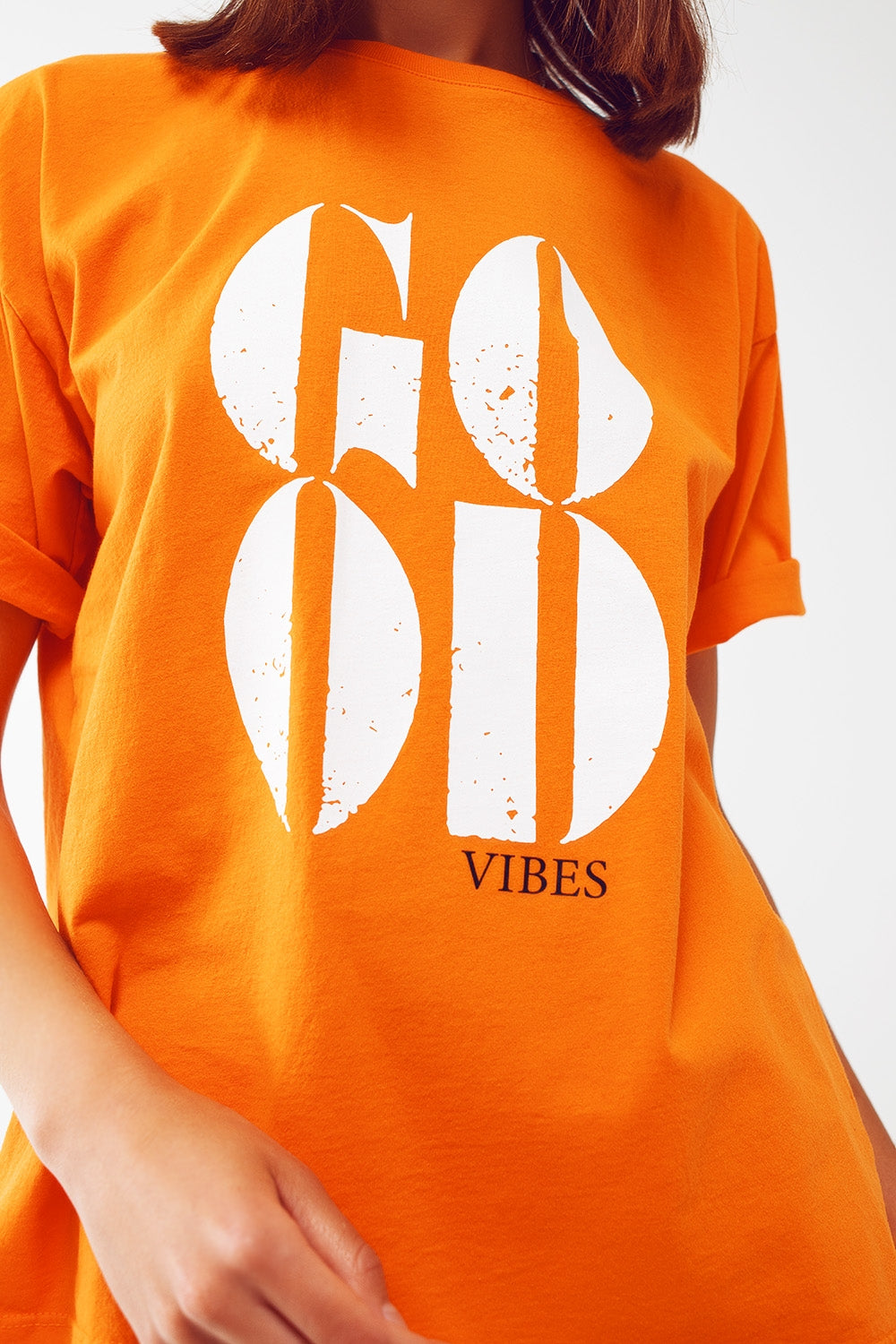 T-shirt avec le texte Good Vibes en orange