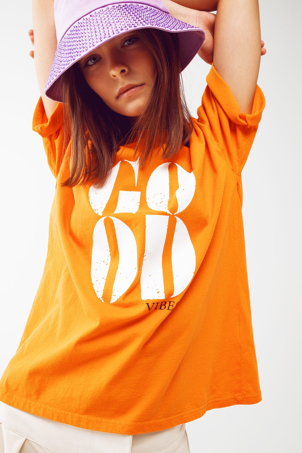 T-shirt avec le texte Good Vibes en orange