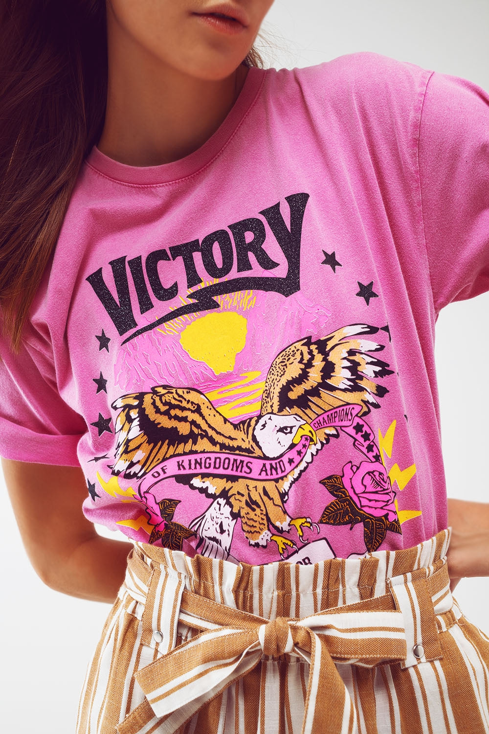 T-shirt avec le texte Victory en rose