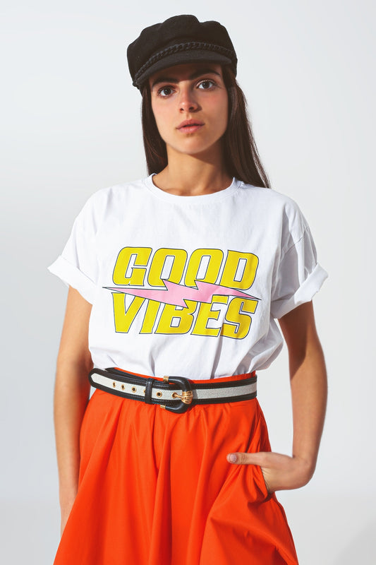 Q2 T-shirt avec texte de bonnes vibrations en blanc