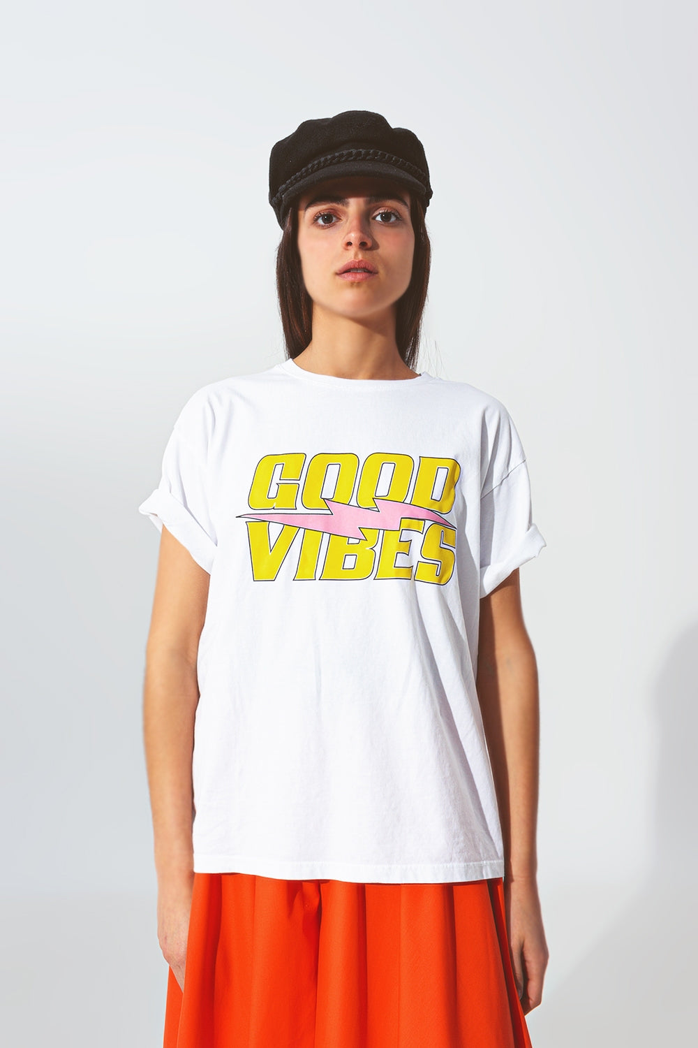 T-shirt avec texte de bonnes vibrations en blanc