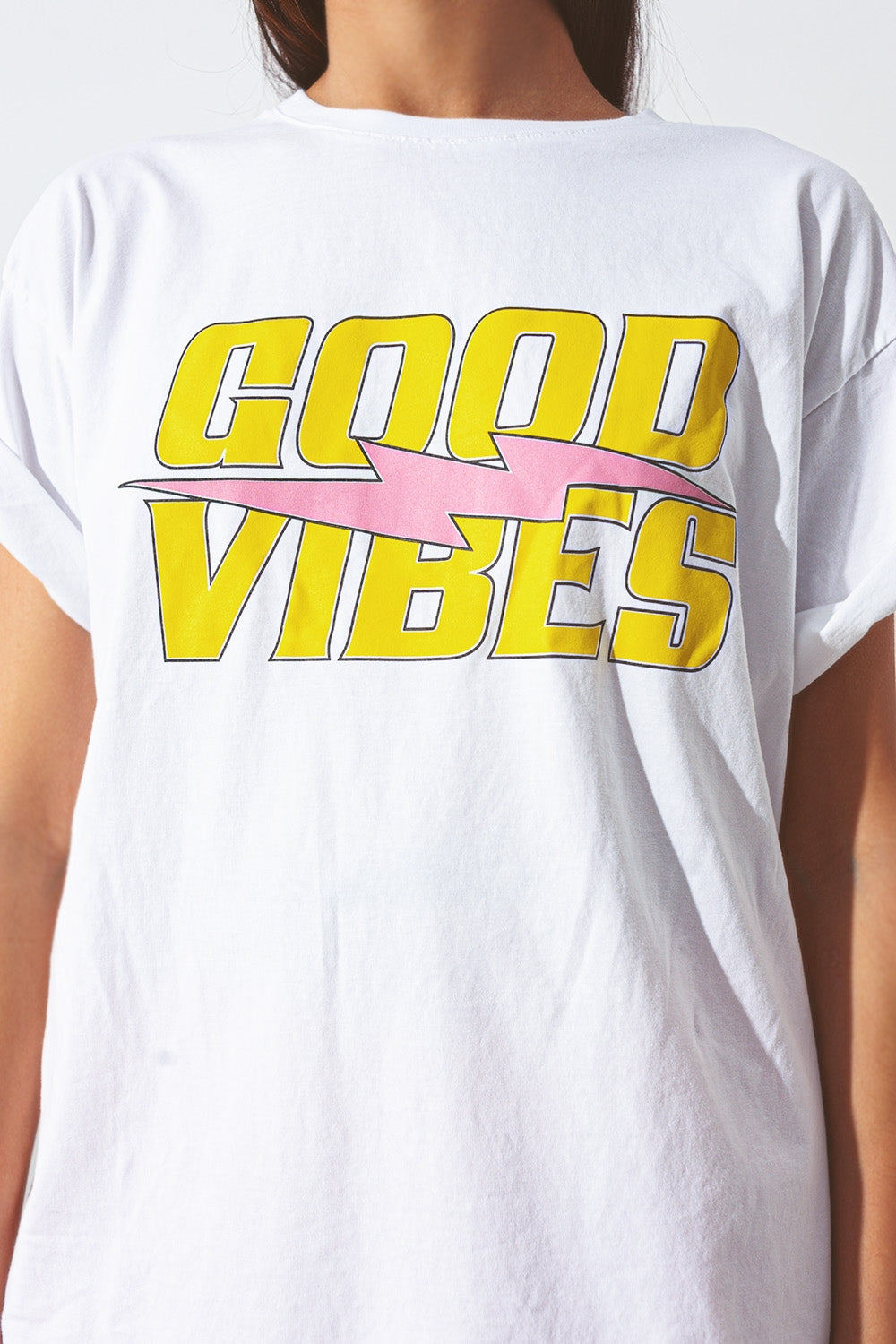 T-shirt avec texte de bonnes vibrations en blanc