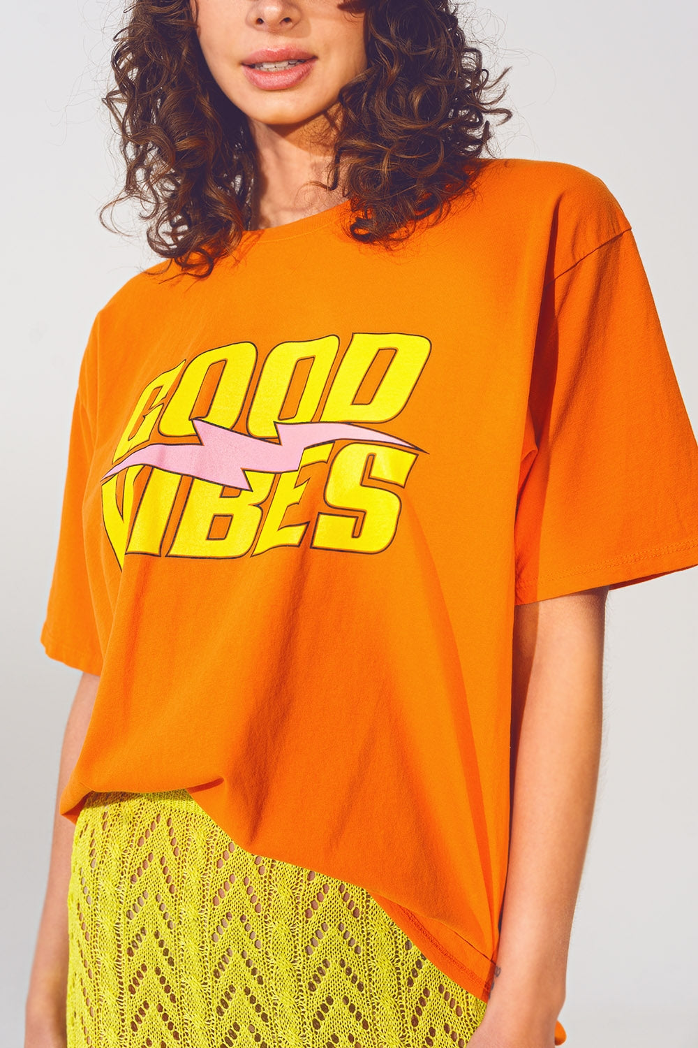 T-shirt avec texte Good Vibes en orange