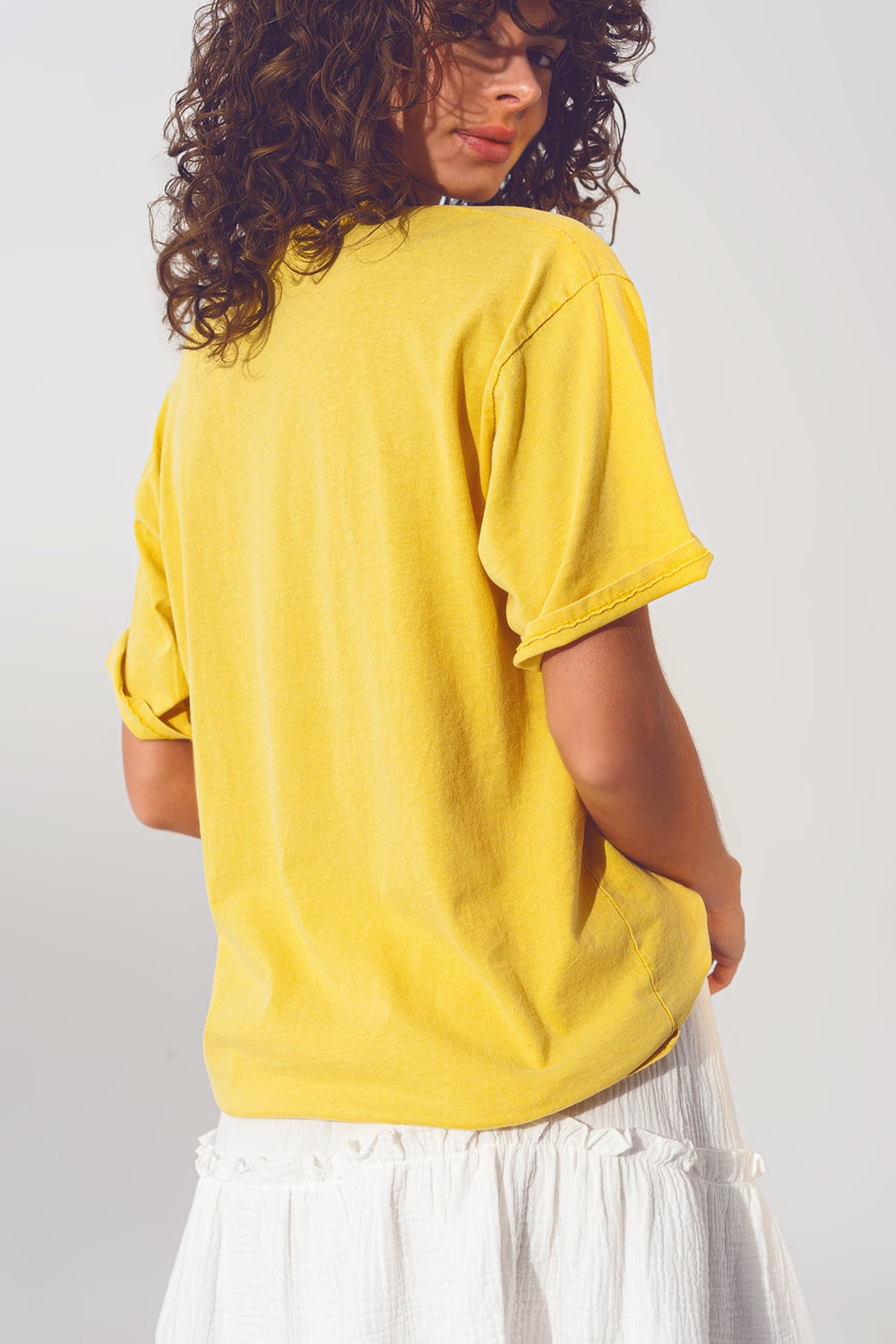 T-shirt avec texte Vintage 18 en jaune
