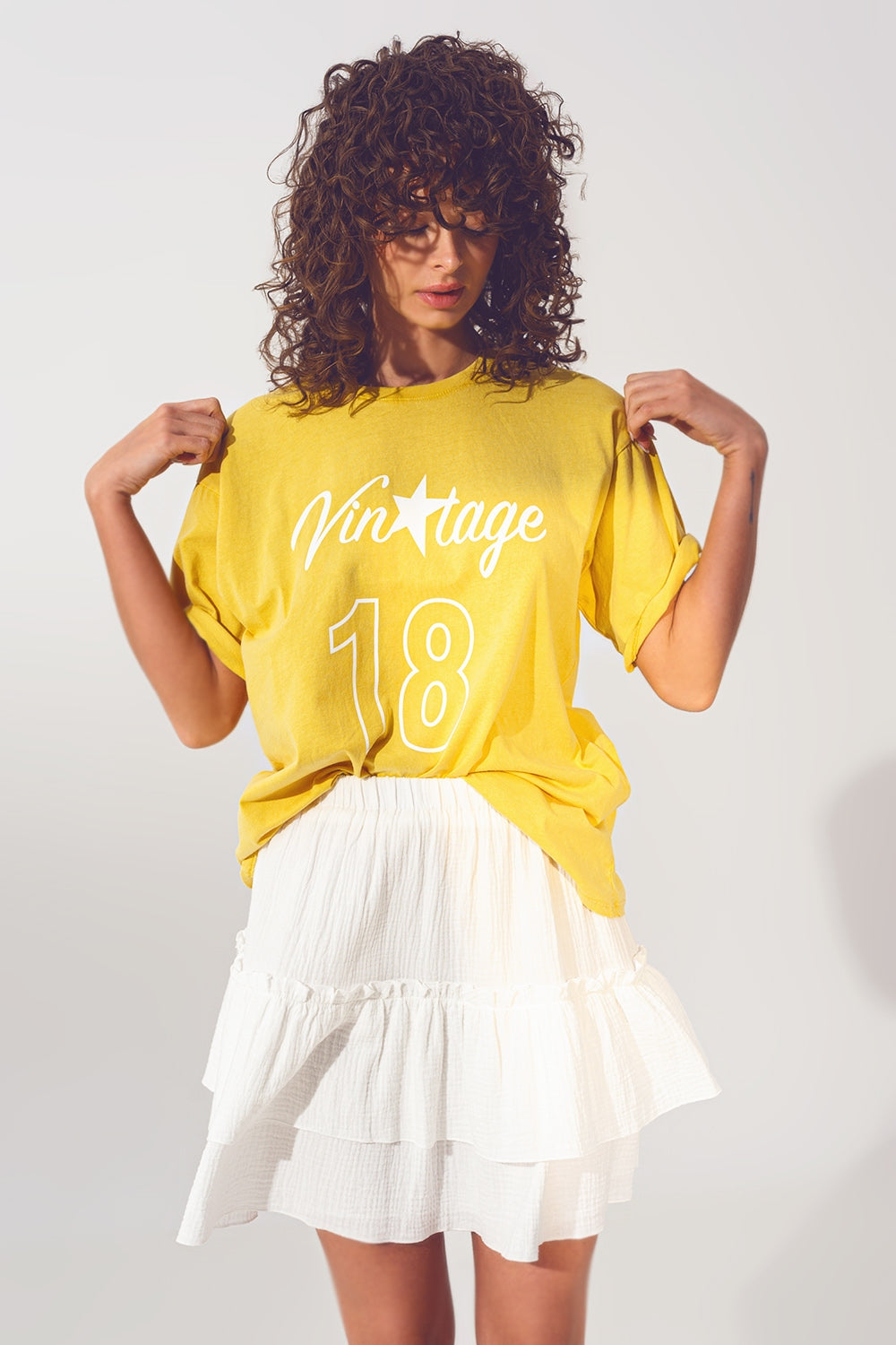 T-shirt avec texte Vintage 18 en jaune